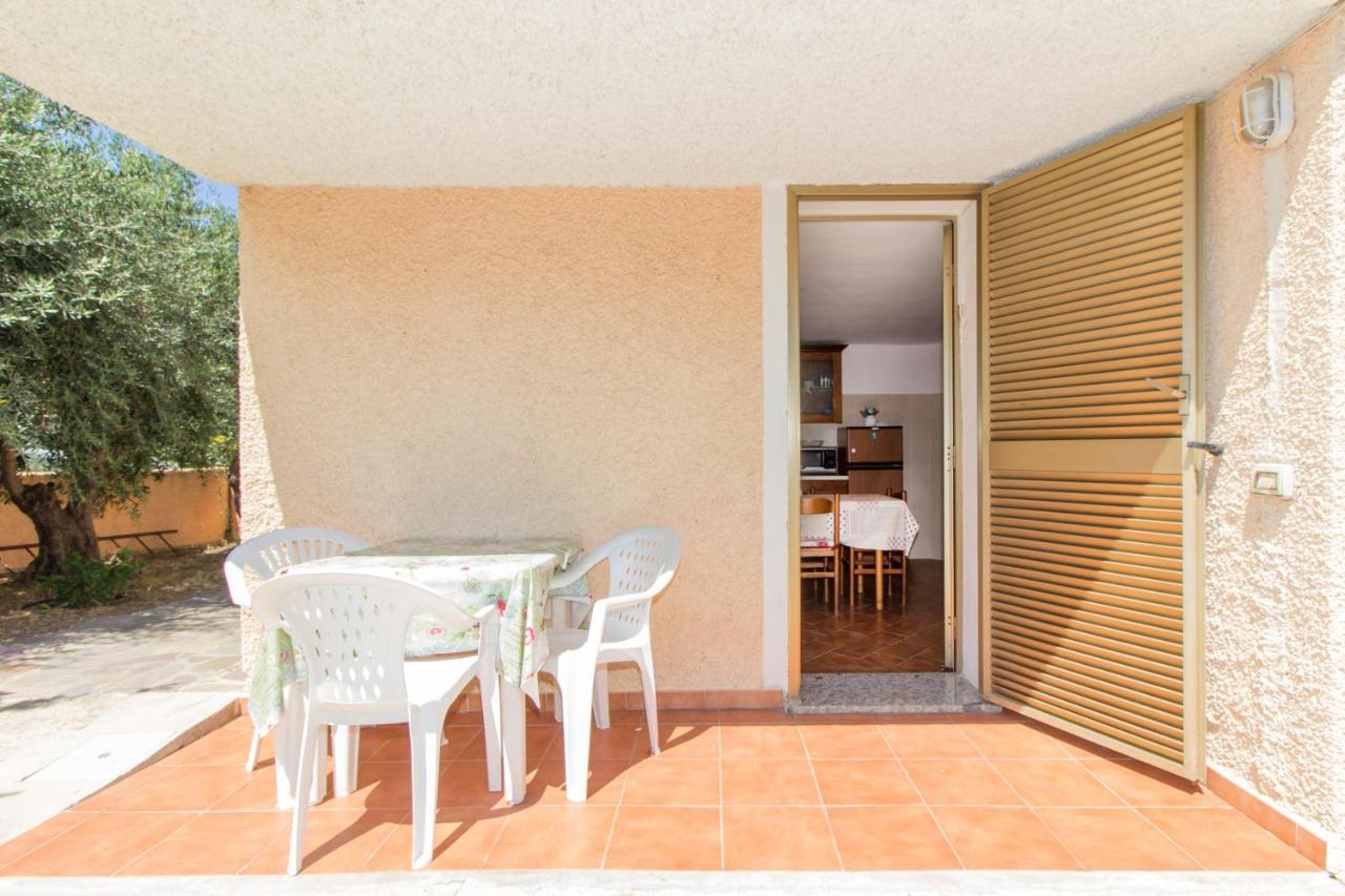 Appartamenti In Villa Con Ampio Giardino Esterno Posada  Exterior photo