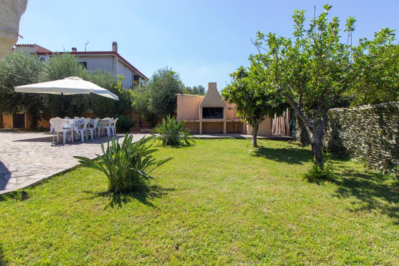 Appartamenti In Villa Con Ampio Giardino Esterno Posada  Exterior photo