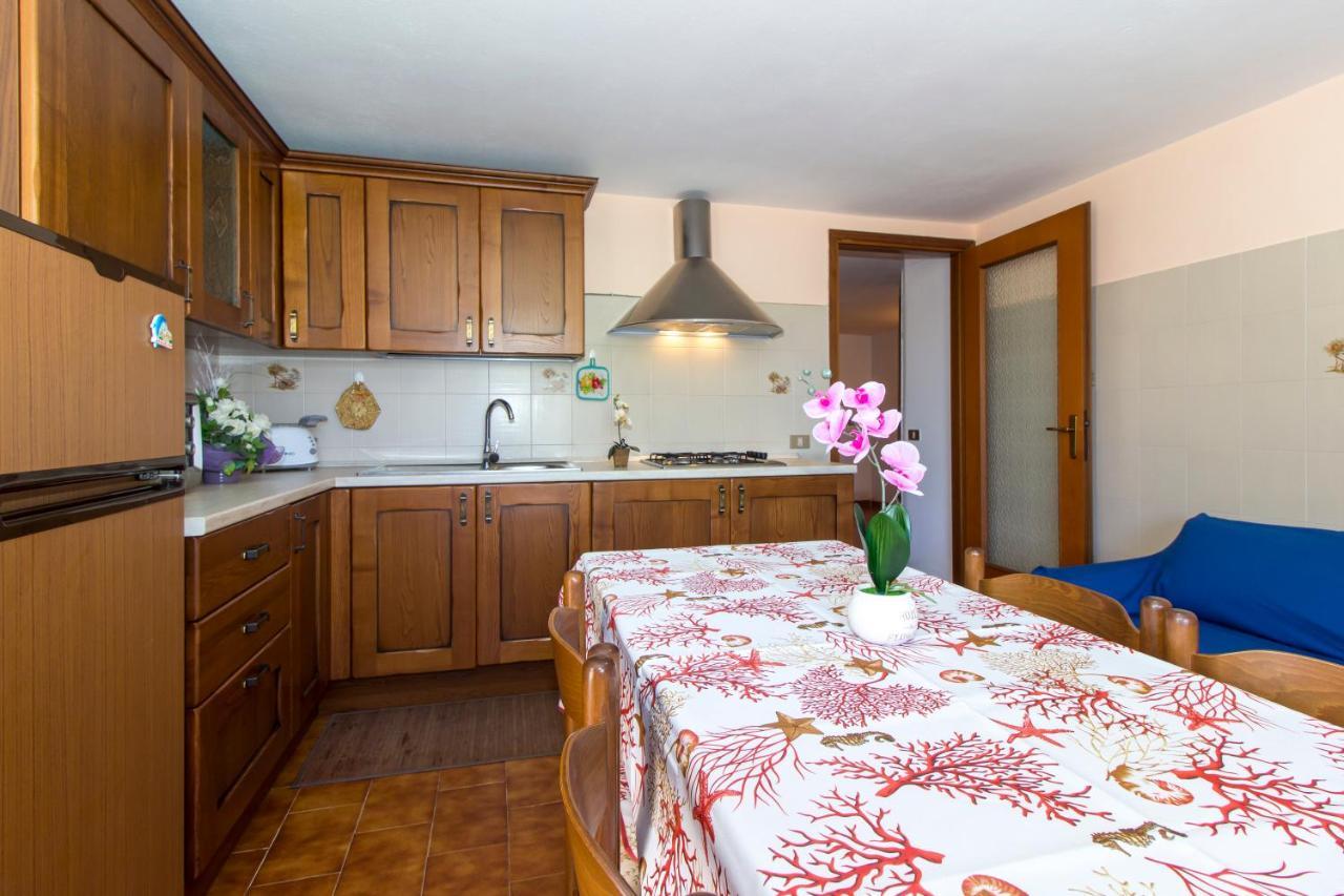 Appartamenti In Villa Con Ampio Giardino Esterno Posada  Exterior photo